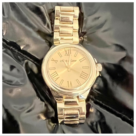 Oversized Women's Boyfriend Style Gold Bracelet Watch - Picture 4 of 4